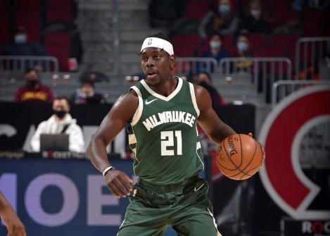  霍勒迪防守锁死哈登雄鹿擒下篮网