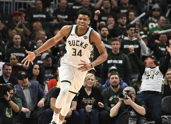  字母哥暴扣统治内线雄鹿大胜尼克斯稳居榜首